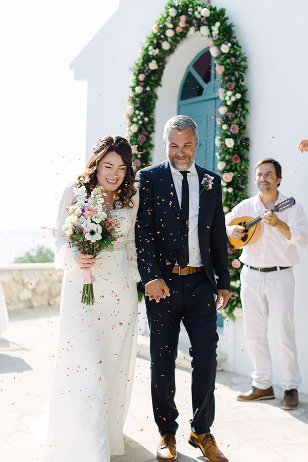 lovely-spring-elopement-in-kefalonia-anemones-roses_39