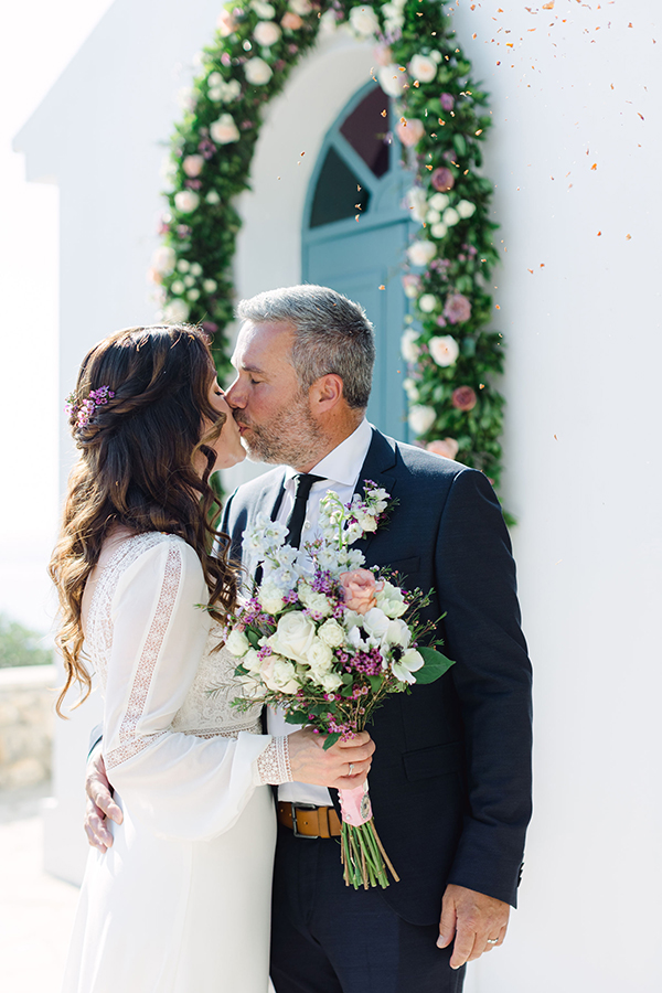 lovely-spring-elopement-in-kefalonia-anemones-roses_40