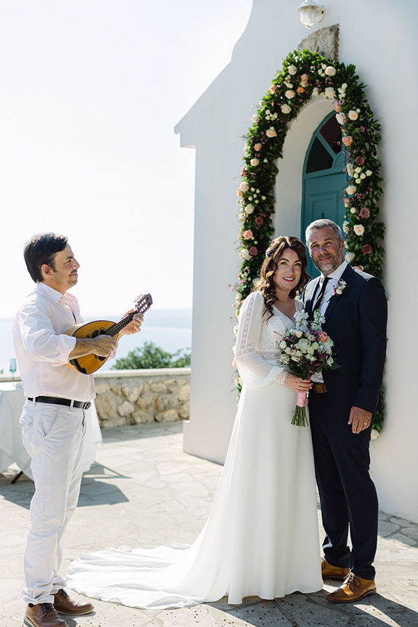 lovely-spring-elopement-in-kefalonia-anemones-roses_41