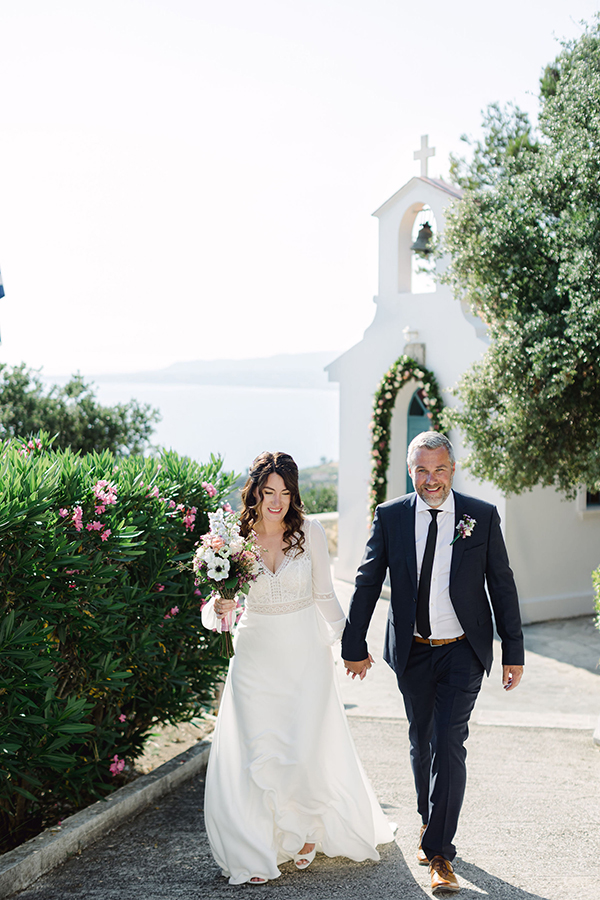 lovely-spring-elopement-in-kefalonia-anemones-roses_47