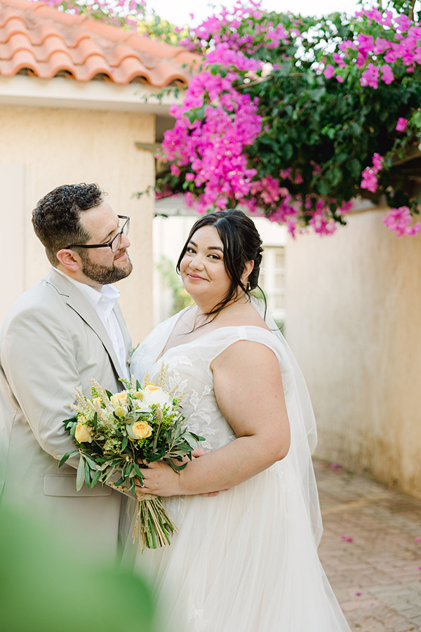 lovely-summer-wedding-kefalonia-florals-white-yellow-shades_05