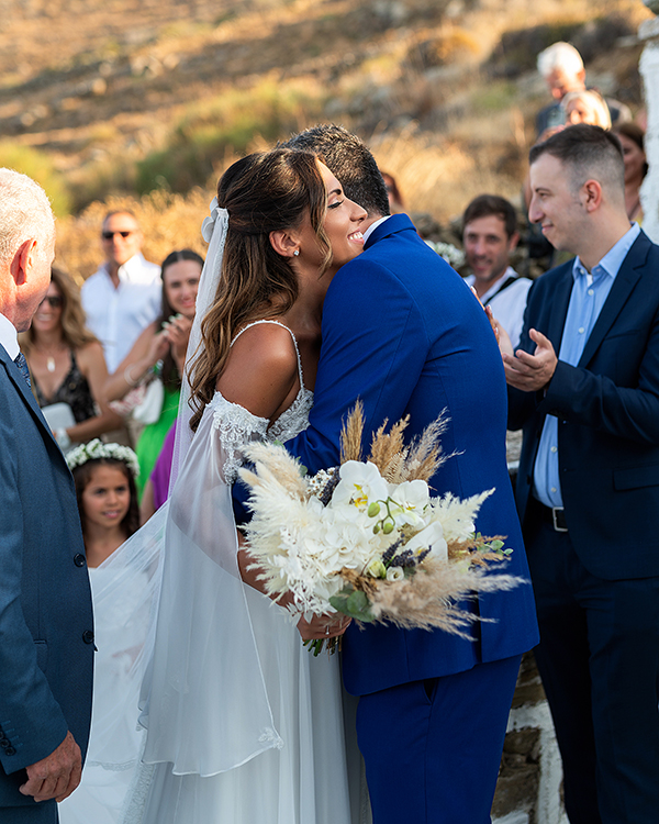 boho-summer-wedding-serifos-island-pampas-grass-white-hydrangeas_12