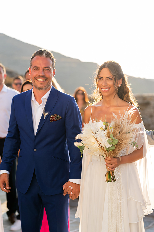 boho-summer-wedding-serifos-island-pampas-grass-white-hydrangeas_12w