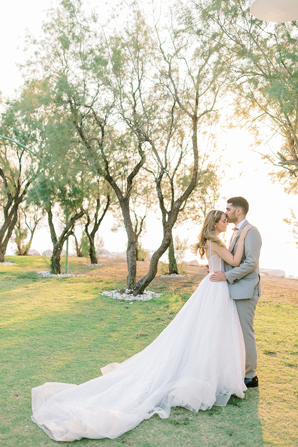 elegant-summer-wedding-at-ble-azure-lush-white-blooms_01