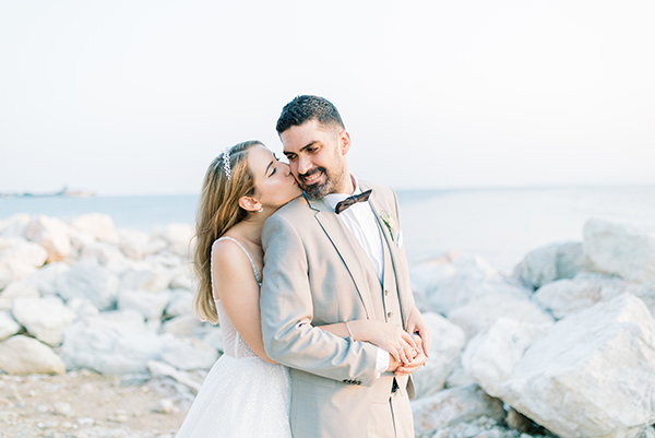 elegant-summer-wedding-at-ble-azure-lush-white-blooms_02