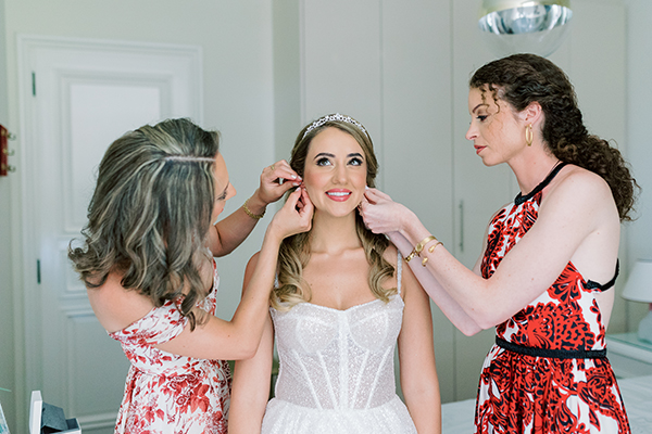 elegant-summer-wedding-at-ble-azure-lush-white-blooms_14