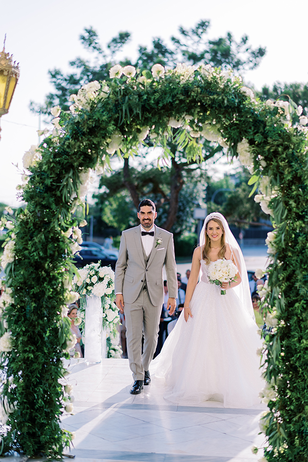 elegant-summer-wedding-at-ble-azure-lush-white-blooms_30