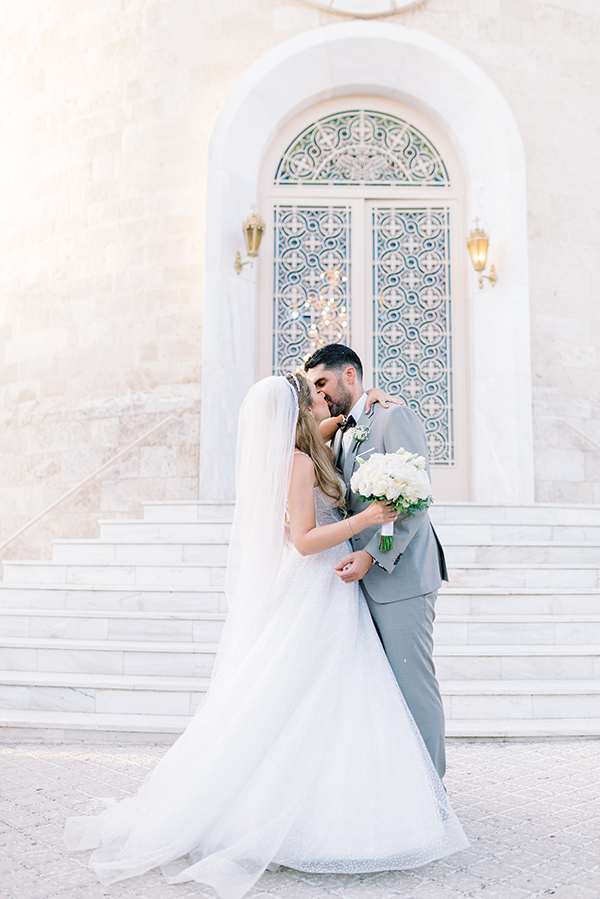 elegant-summer-wedding-at-ble-azure-lush-white-blooms_38