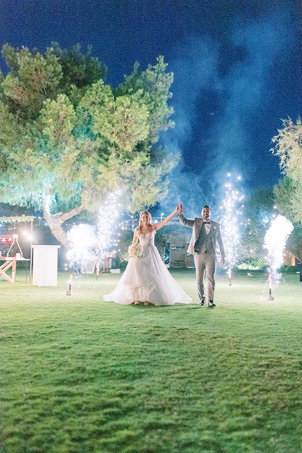 elegant-summer-wedding-at-ble-azure-lush-white-blooms_49