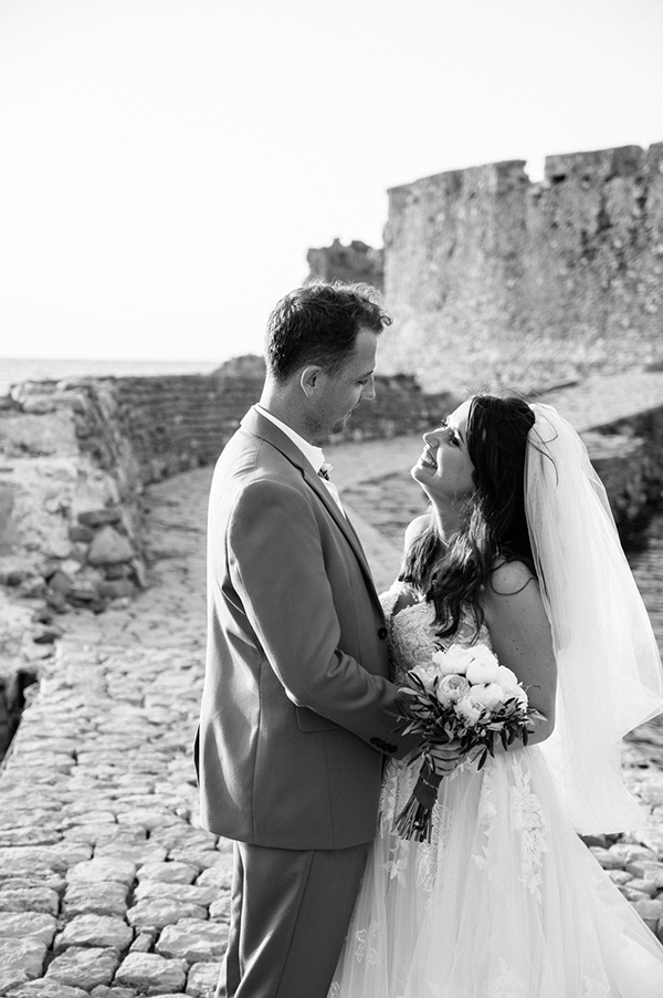 lovely-summer-wedding-castle-greece_03