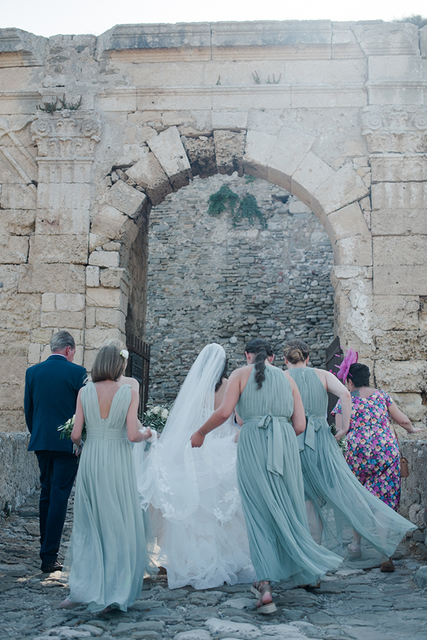 lovely-summer-wedding-castle-greece_27