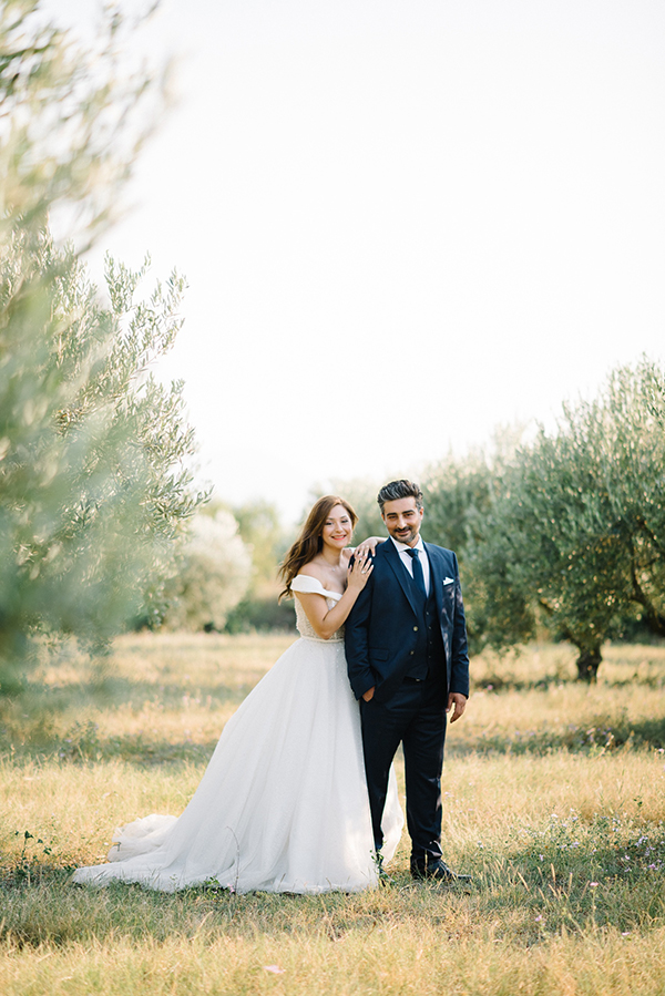 chic-summer-wedding-kozani-lush-romantic-florals_01