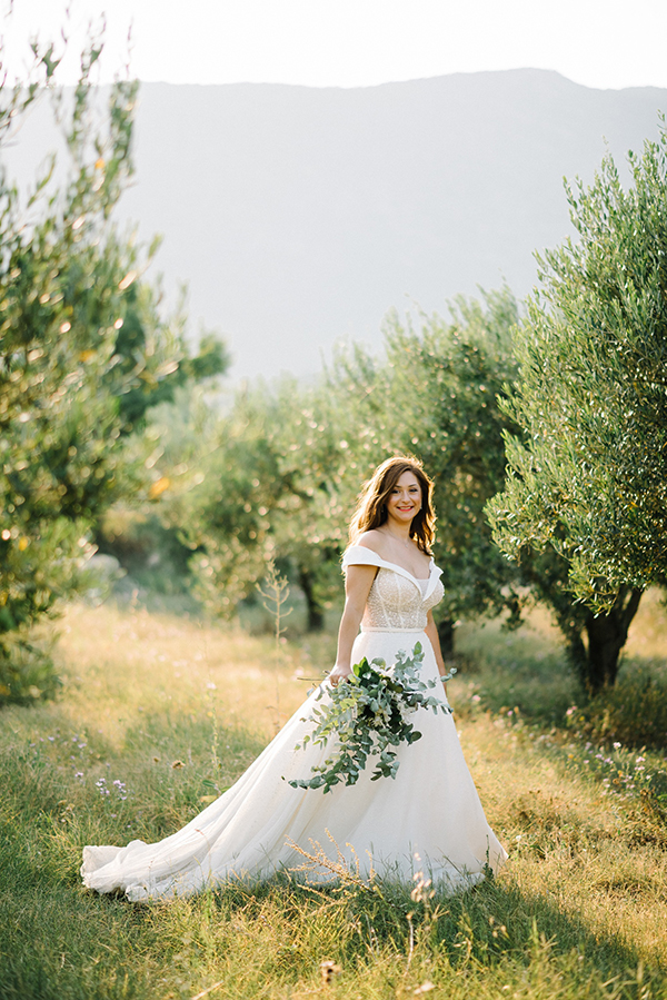 chic-summer-wedding-kozani-lush-romantic-florals_02