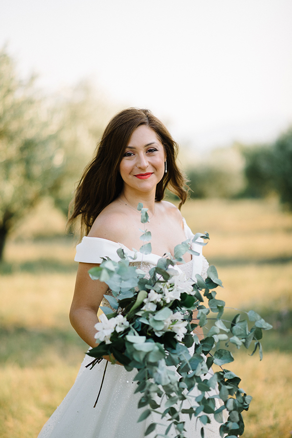 chic-summer-wedding-kozani-lush-romantic-florals_04