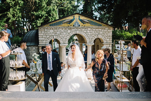 chic-summer-wedding-kozani-lush-romantic-florals_30