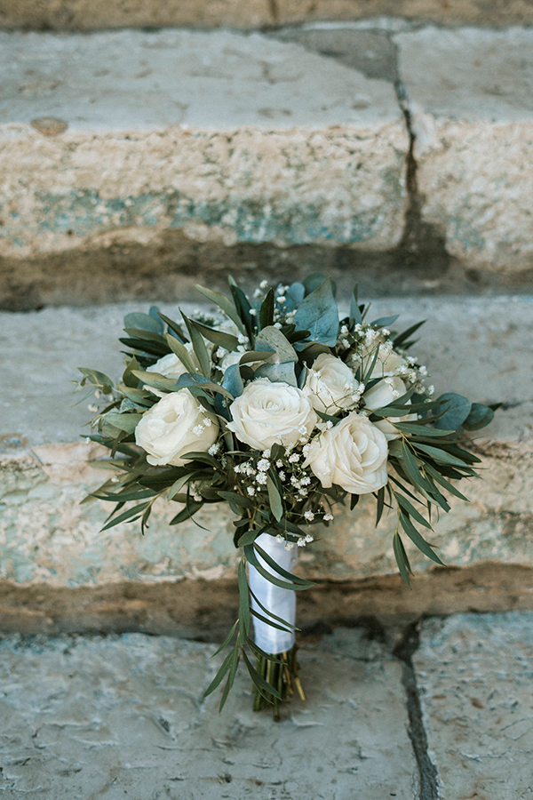 beach-summer-wedding-corfu-white-blooms-lush-olive-leaves_07x