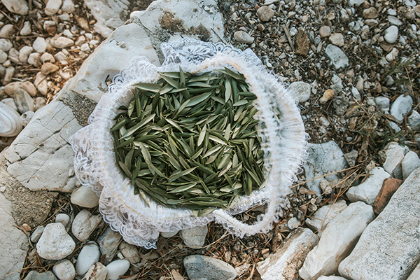 beach-summer-wedding-corfu-white-blooms-lush-olive-leaves_17
