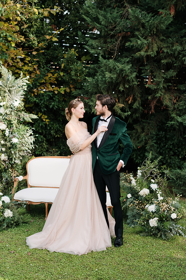 chic-styled-shoot-white-blooms-stunning-emerald-tones_01