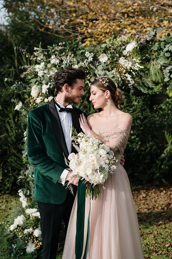 chic-styled-shoot-white-blooms-stunning-emerald-tones_02