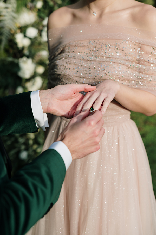 chic-styled-shoot-white-blooms-stunning-emerald-tones_03