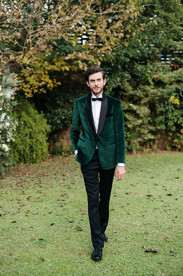 chic-styled-shoot-white-blooms-stunning-emerald-tones_03x