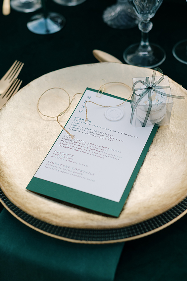 chic-styled-shoot-white-blooms-stunning-emerald-tones_05z