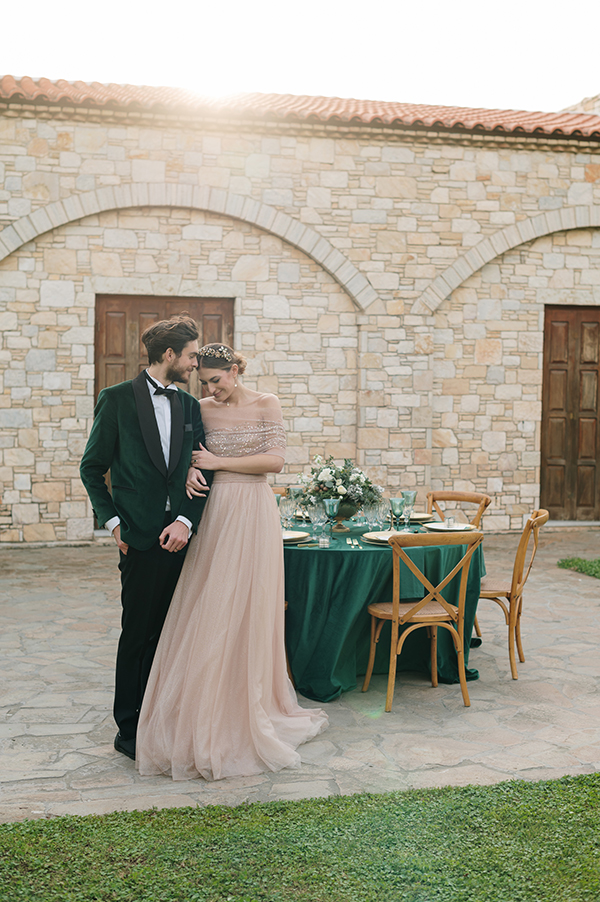 chic-styled-shoot-white-blooms-stunning-emerald-tones_09