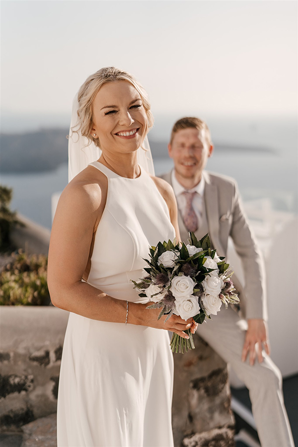 dreamy-summer-wedding-santorini-white-florals-gold-touches_03