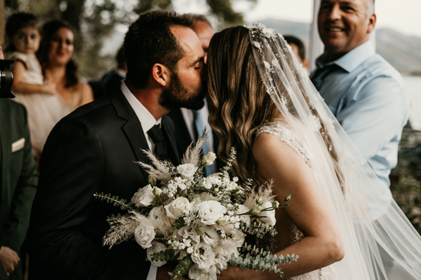 lovely-summer-wedding-euvoia-white-blooms-pampas-grass_21