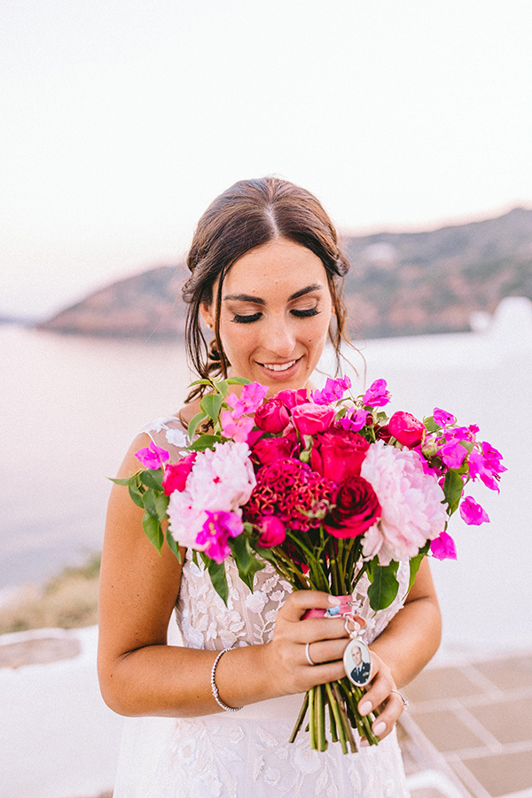 modern-summer-wedding-sifnos-bougainvillea-fuchsia-hues_04