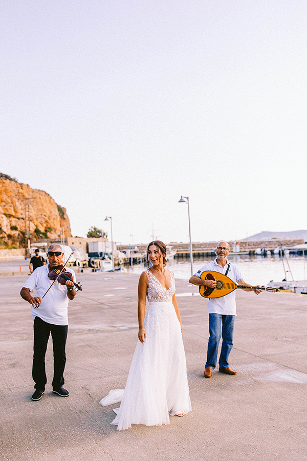 modern-summer-wedding-sifnos-bougainvillea-fuchsia-hues_15
