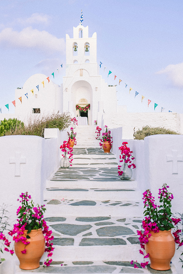 modern-summer-wedding-sifnos-bougainvillea-fuchsia-hues_20