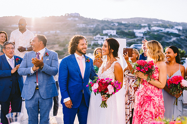 modern-summer-wedding-sifnos-bougainvillea-fuchsia-hues_43x