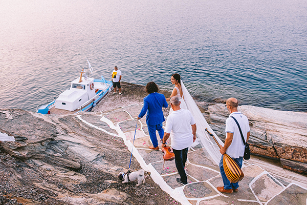 modern-summer-wedding-sifnos-bougainvillea-fuchsia-hues_48x