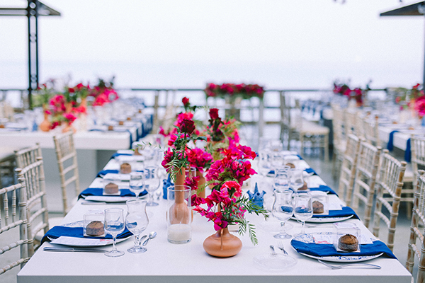 modern-summer-wedding-sifnos-bougainvillea-fuchsia-hues_50x