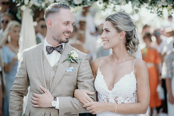 Romantic chic wedding in Halkidiki with white lycianthus and turquoise hydrangeas │ Sanja & Johan