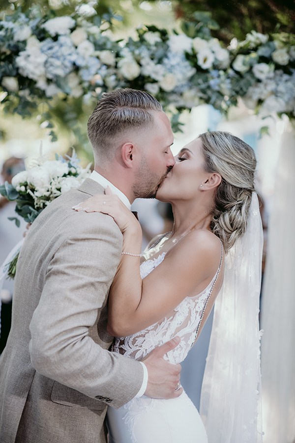 romantic-chic-wedding-halkidiki-white-lycianthus-turquoise-hydrangeas_01x