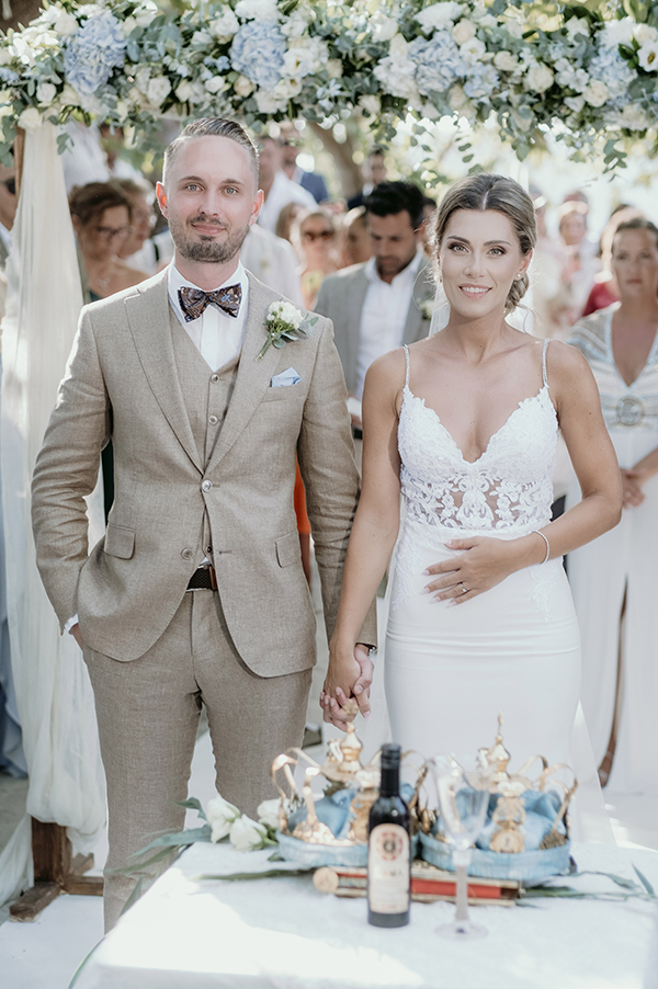 romantic-chic-wedding-halkidiki-white-lycianthus-turquoise-hydrangeas_19