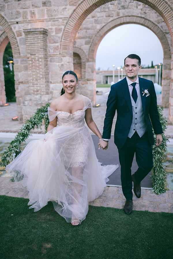 romantic-chic-wedding-wine-museum-athens-olive-leaves-white-florals_01