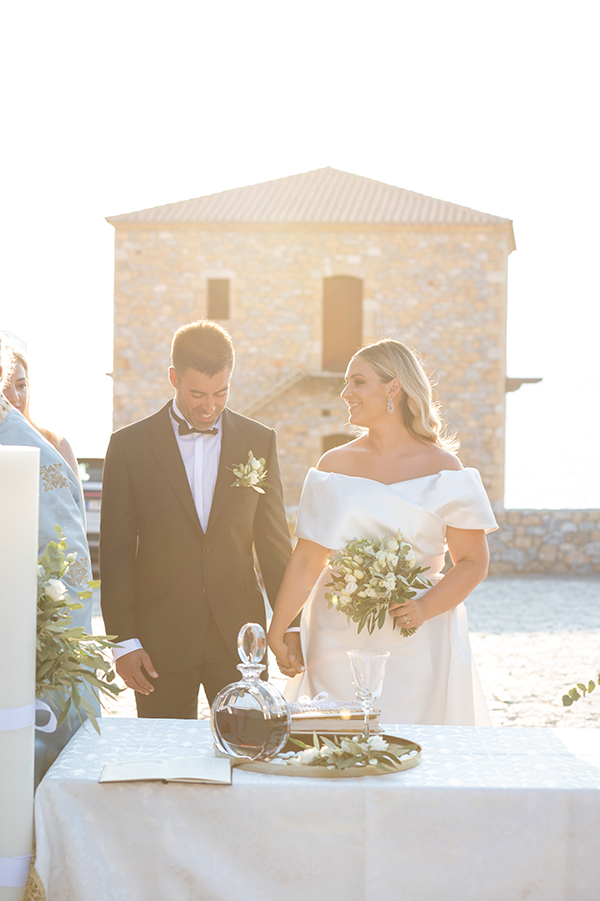 romantic-summer-wedding-mani-white-blooms-olive-leaves_01