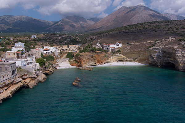 romantic-summer-wedding-mani-white-blooms-olive-leaves_03