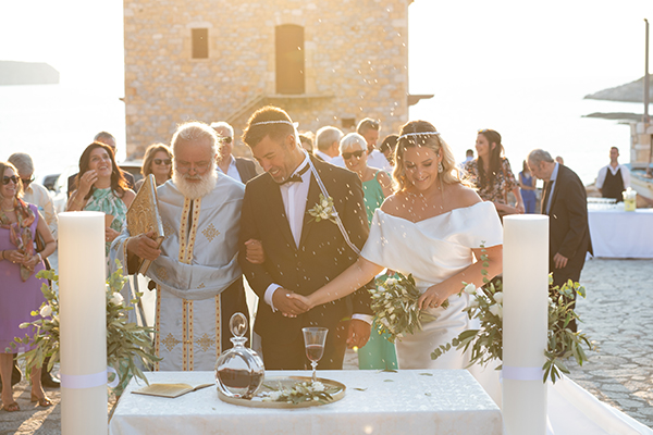 romantic-summer-wedding-mani-white-blooms-olive-leaves_11