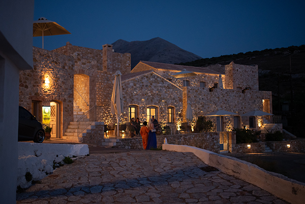 romantic-summer-wedding-mani-white-blooms-olive-leaves_13