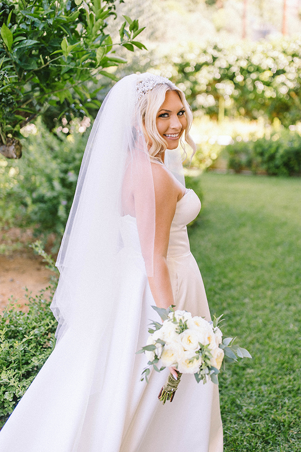 utterly-romantic-wedding-kalamata-lovely-white-florals-gold-touches_11