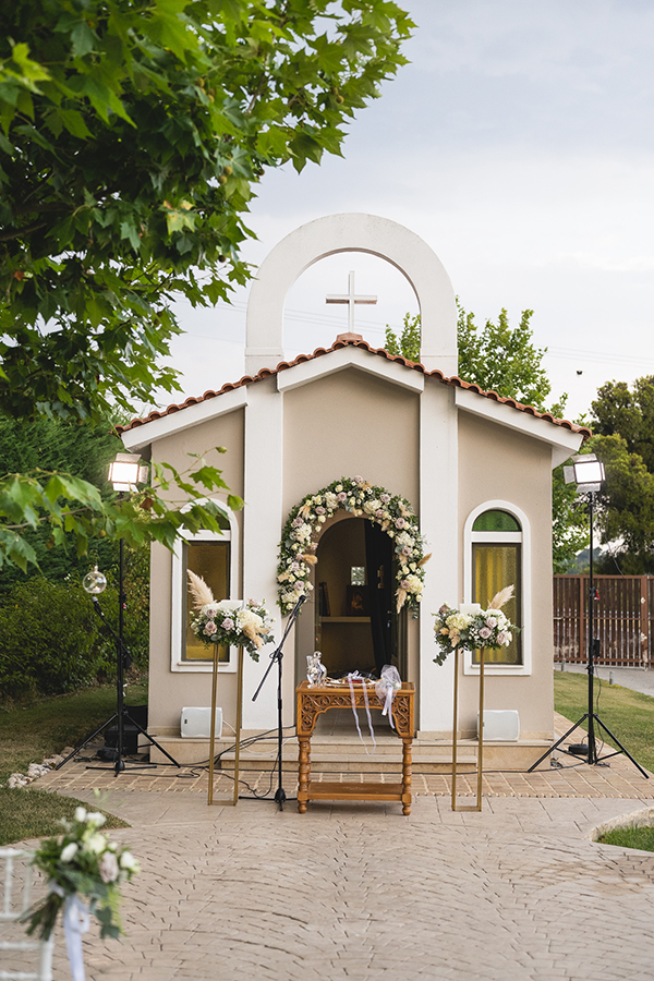 classically-romantic-wedding-athens-with-beautiful-florals_18