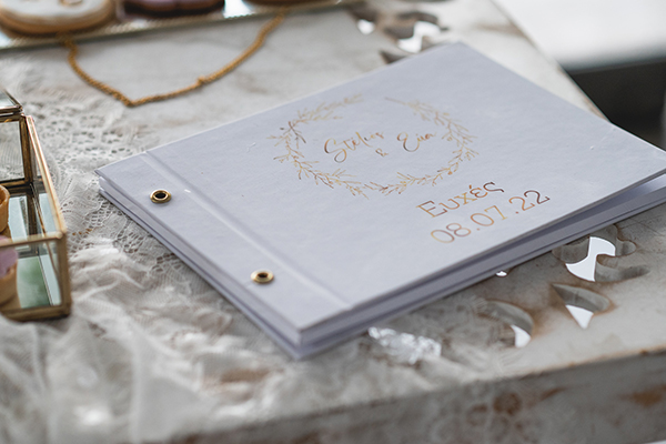 classically-romantic-wedding-athens-with-beautiful-florals_30