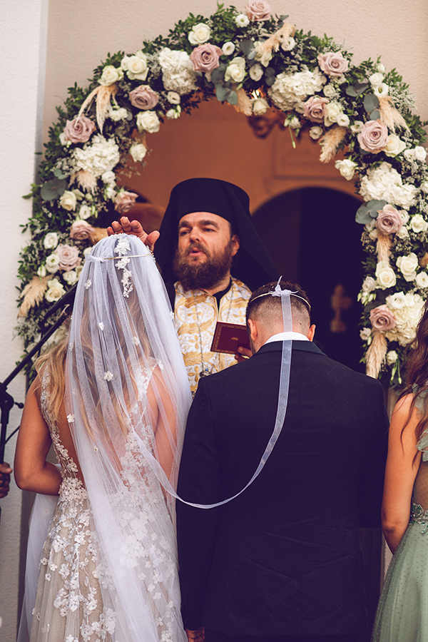 classically-romantic-wedding-athens-with-beautiful-florals_35