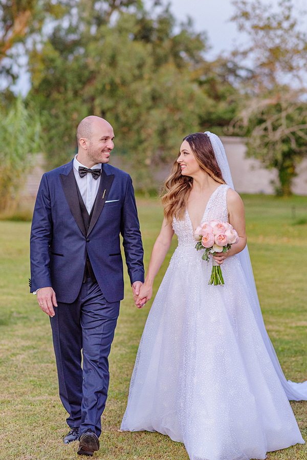 gorgeous-fall-wedding-galazia-akti-pretty-white-hyndrangeas_01