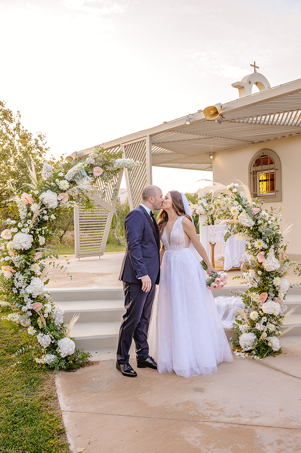 gorgeous-fall-wedding-galazia-akti-pretty-white-hyndrangeas_35