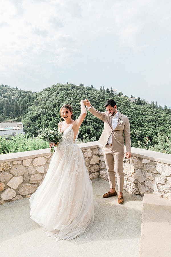 lovely-beach-wedding-breath-of-zorbas-lefkada-fresh-white-florals_01x